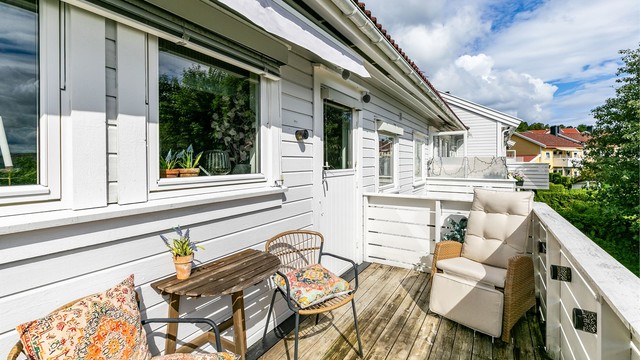 Under markiseduken er det sval skygge på dagtid og lunt på kveldstid.