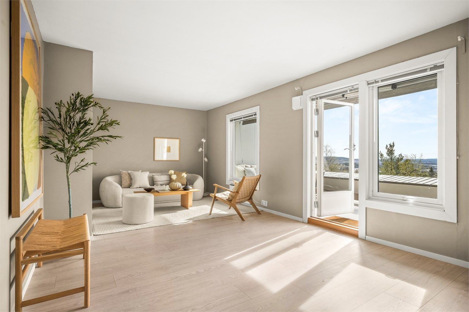 Stuen har utgang til en romslig, vestvendt terrasse. Terrassedøren og tilhørende vinduer er fra 2020, med 3-lags glass. Foto: Martine Eren Jacobsen.