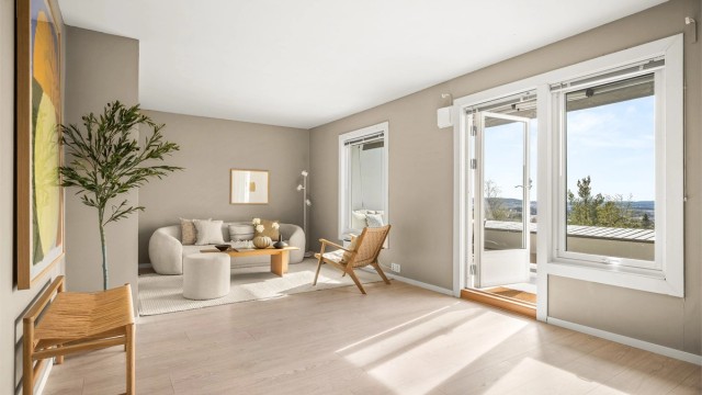 Stuen har utgang til en romslig, vestvendt terrasse. Terrassedøren og tilhørende vinduer er fra 2020, med 3-lags glass. Foto: Martine Eren Jacobsen.