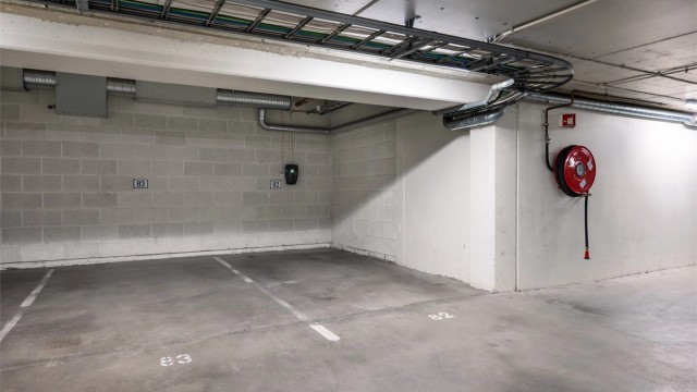 Garasjeplass i oppvarmet, underjordiske garasjeanlegg. (Bildet er tatt av en annen parkeringsplass i garasjen.)