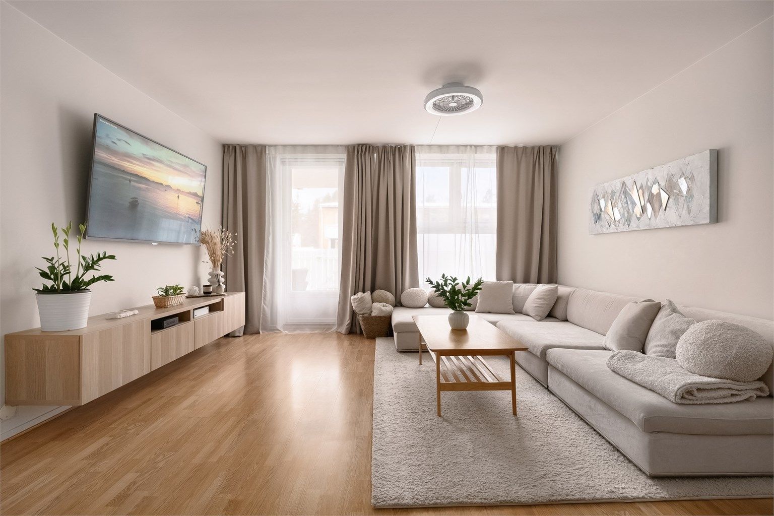 Det er rikelig med lysinnslipp gjennom store vindusflater som skaper en luftig og åpen romfølelse. Herfra er det utgang til en romslig markterrasse.