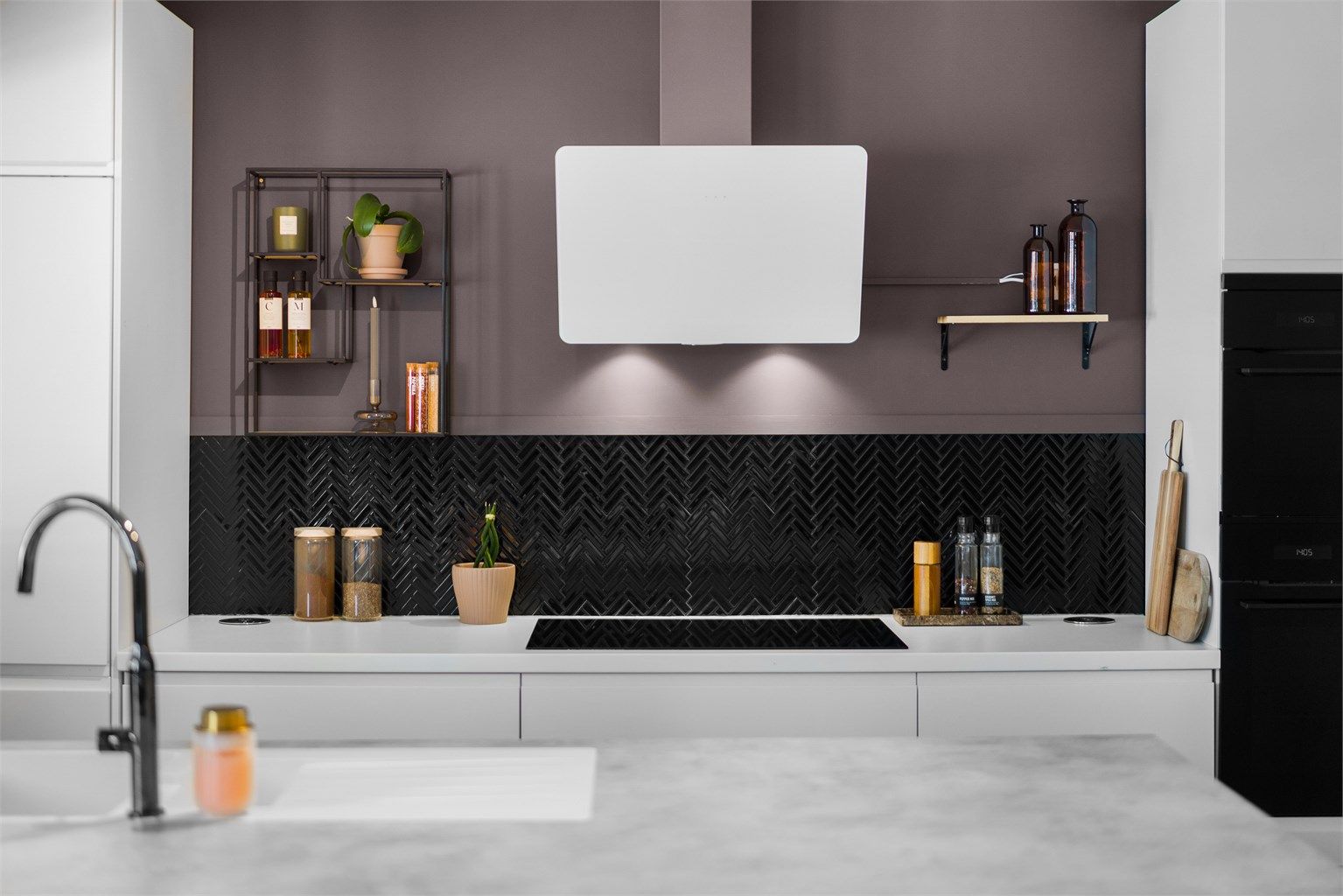 Integrerte hvitevarer som oppvaskmaskin, stekeovn, kombiovn, platetopp og kjøleskap med fryser.