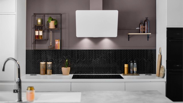 Integrerte hvitevarer som oppvaskmaskin, stekeovn, kombiovn, platetopp og kjøleskap med fryser.