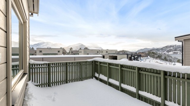 Balkongen er oppført med dekke av terrassebord og har god plass til en sittegruppe.