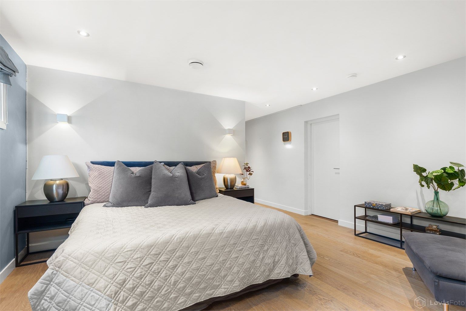 Videre har soverommet direkte adkomst til et praktisk walk-in-closet med innebygde garderobeskap. Både soverommet og omkledningsrommet har en-stavs parkettgulv, elektrisk gulvvarme og downlights, noe som gir god komfort og et moderne uttrykk.