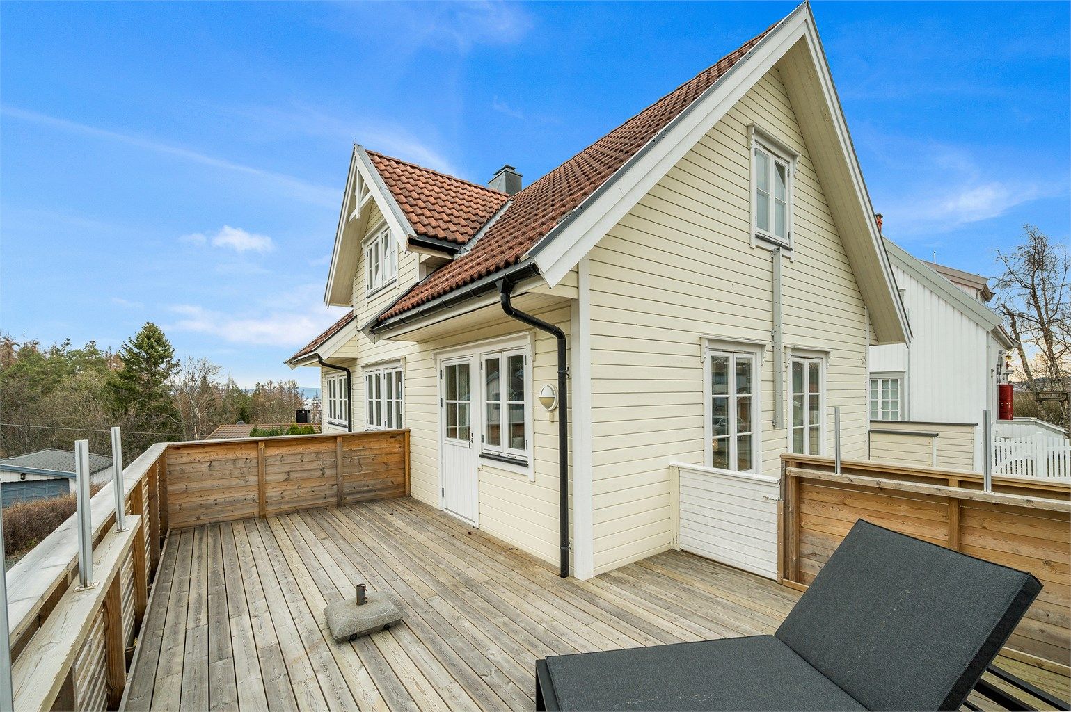 Fra stuen er det utgang til en romslig terrasse som forlenger oppholdsrommet i de varme månedene.