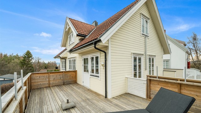 Fra stuen er det utgang til en romslig terrasse som forlenger oppholdsrommet i de varme månedene.