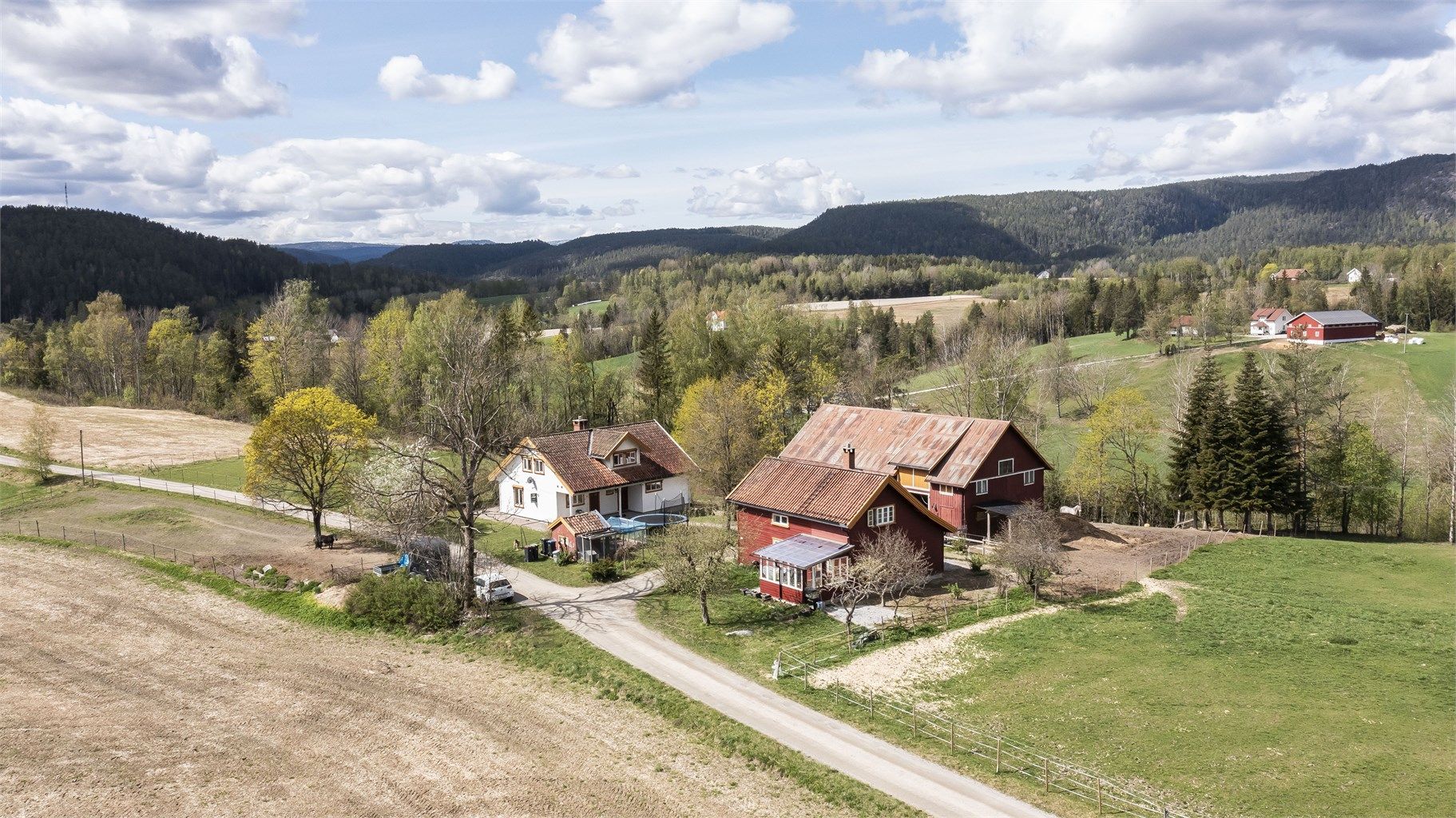 Bygningene består av våningshus, kårbolig, låve og hønsehus