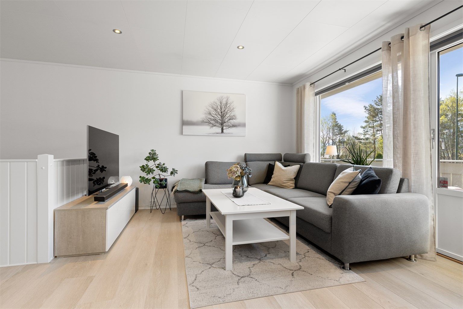 Fra stuen er det direkte utgang til en balkong på 9 kvm, som utvider oppholdsrommet på varme dager.