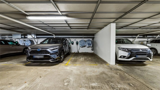 Leiligheten disponerer garasjeplass nr. 7 i oppvarmet garasjekjeller.
