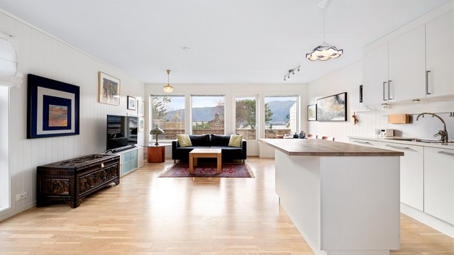 Boligen fra 2015 har en åpen og sosial løsning med kjøkkeninnredning fra HTH.
Foto: Stian Wiik