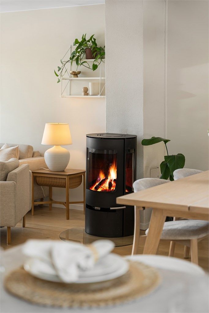 En peisovn med glassdør gir ekstra varme og hygge på kalde dager.