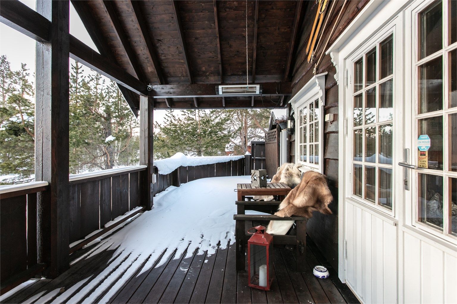 Det er dobbel balkongdør ut fra stue til terrasse