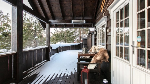 Det er dobbel balkongdør ut fra stue til terrasse