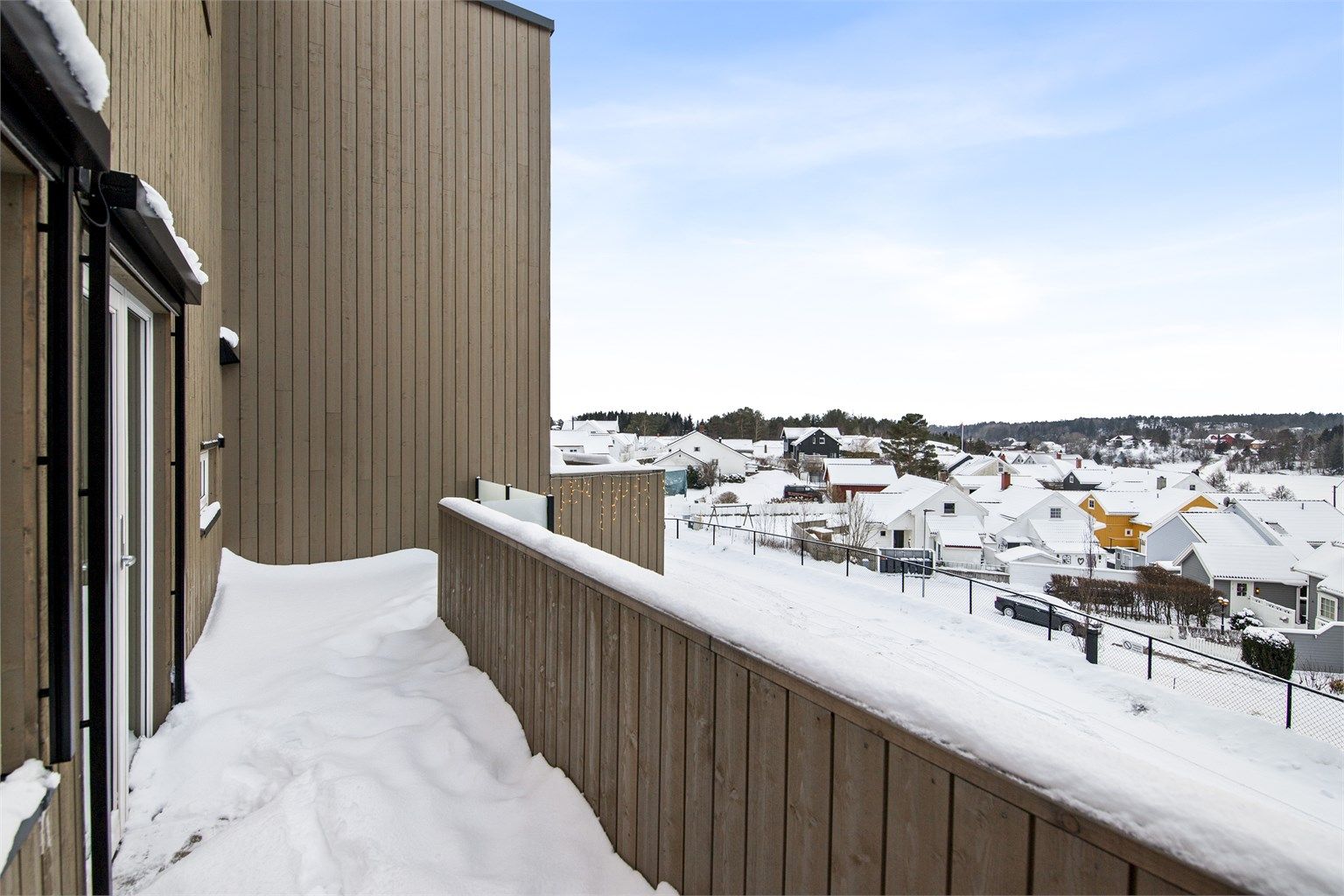 Uteområdene er store og innbydende, med østvendt terrasse for morgensol og vestvendt terrasse for kveldssol – perfekt til grilling og lek. 