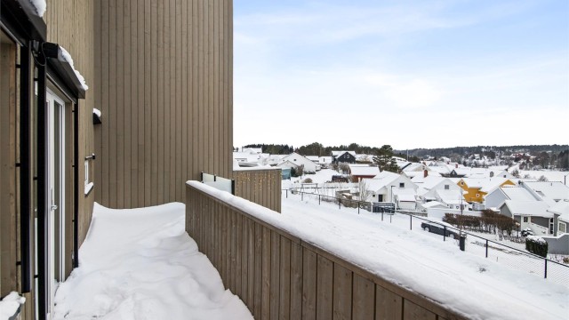 Uteområdene er store og innbydende, med østvendt terrasse for morgensol og vestvendt terrasse for kveldssol – perfekt til grilling og lek.