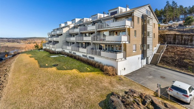 Blokka ligger fint i terrenget og oppleves å ligger usjenert og åpent til med nydelige solforhold. Pent opparbeidede fellesarealer med gjesteparkering