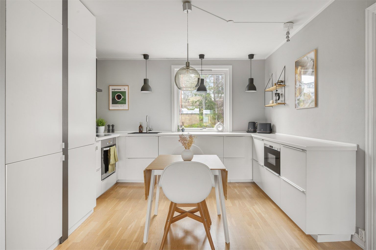 Her er stue og kjøkken i en åpen løsning som gir en sosial og luftig atmosfære.