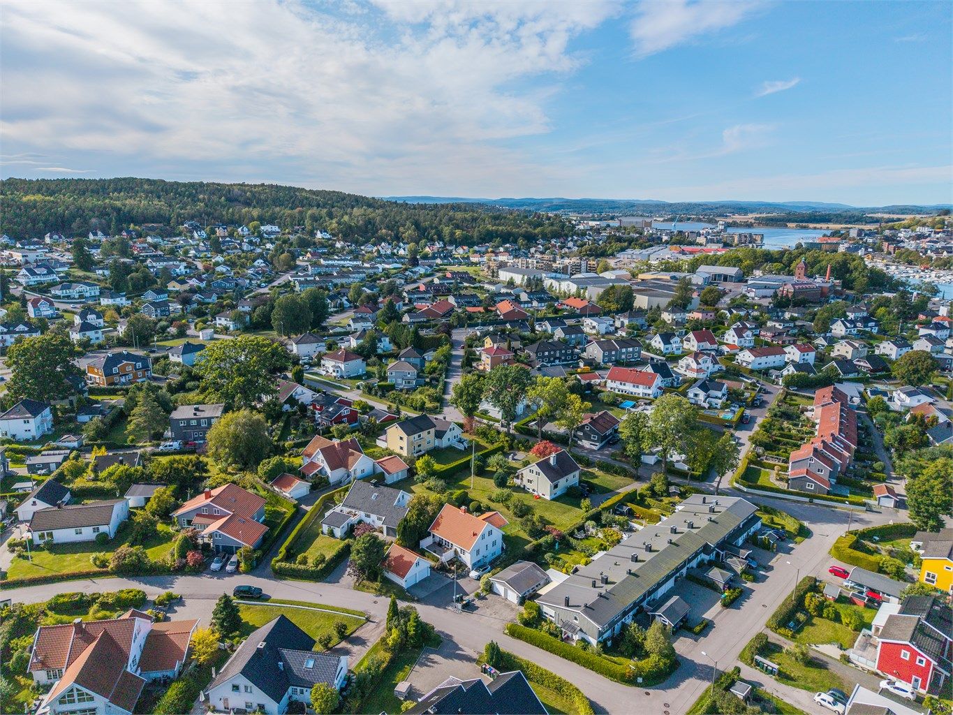 Etablert villaområde på Rosanes med kort vei til skoler, turområder og Teieskogen.