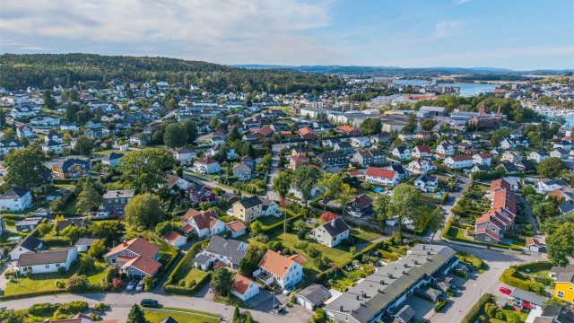 Etablert villaområde på Rosanes med kort vei til skoler, turområder og Teieskogen.