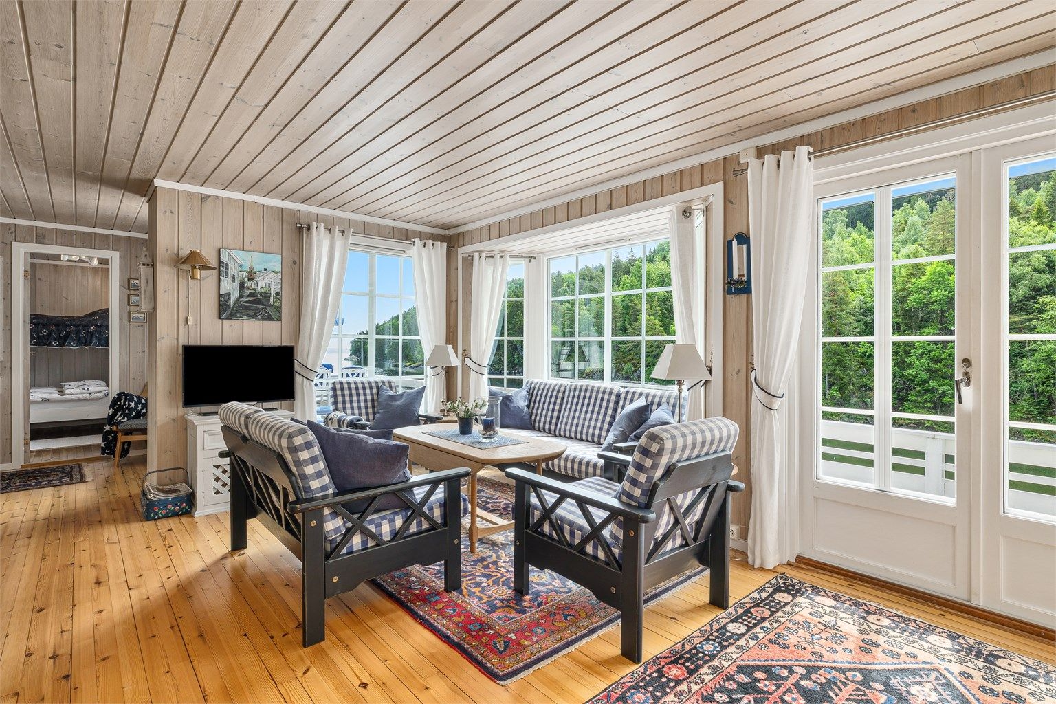 Fra stuen er det direkte adkomst ut på den store terrassen via to-fløyet dør.