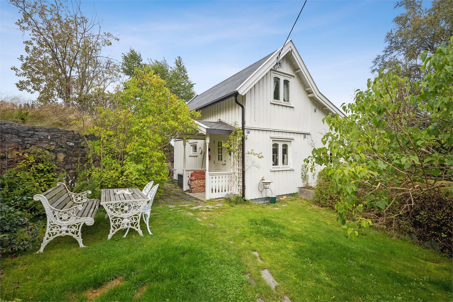 Denne hvite perlen ligger vestvendt, lunt og usjenert til med kort vei til sjøen og marka. 