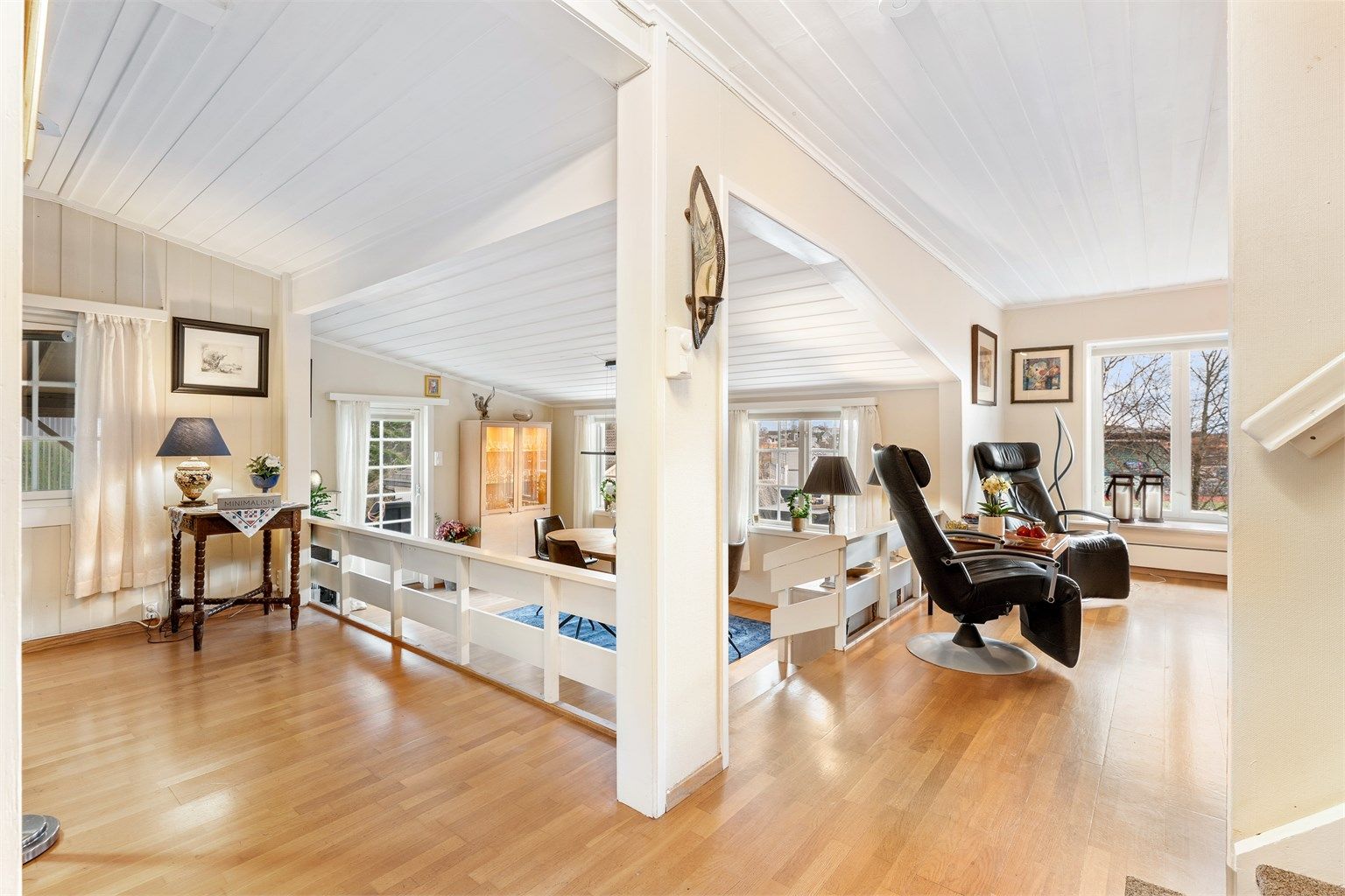 En åpen og lys sone som binder sammen flere av boligens rom.