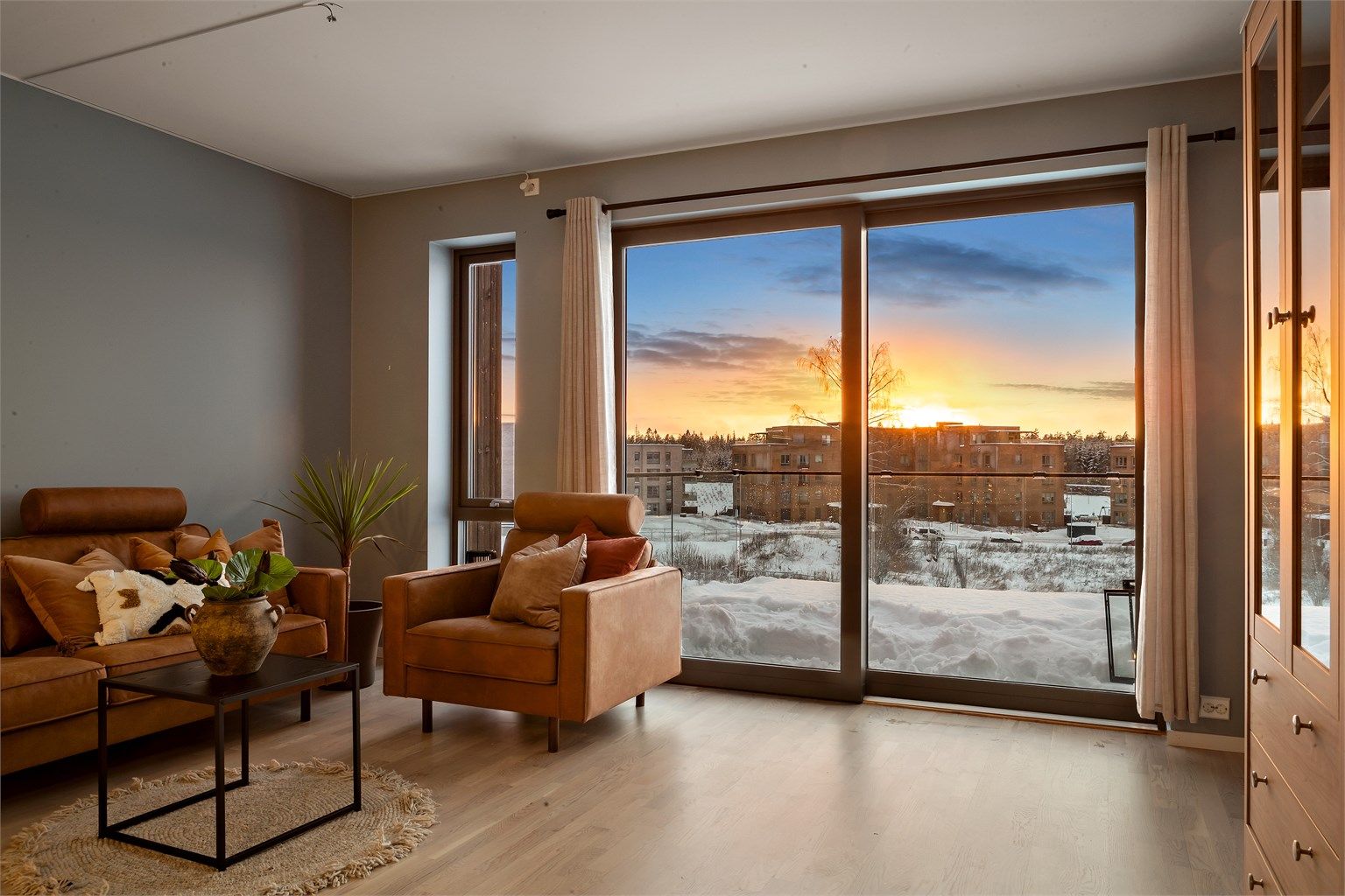 Her bor du i en nyere og flott 2-roms leilighet i toppetasje, med heis rett ned til felles garasjeanlegg