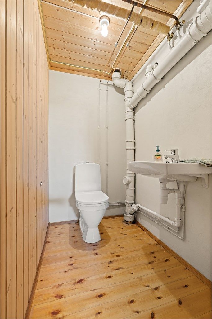 Innredet wc i kjeller er opprinnelig en del av bod. (Ikke bruksendret til varig oppholdsrom) 