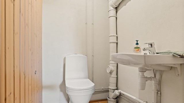 Innredet wc i kjeller er opprinnelig en del av bod. (Ikke bruksendret til varig oppholdsrom)