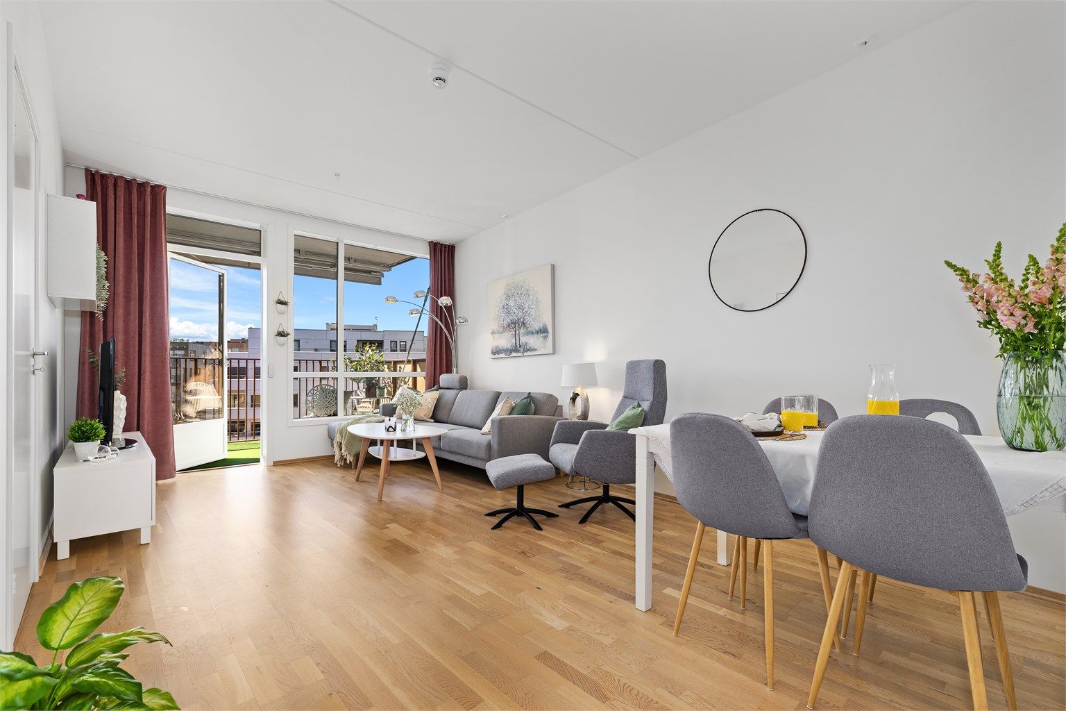 Stuen har store vindusflater, og utgang til solrik balkong. (Foto Digit Media) 