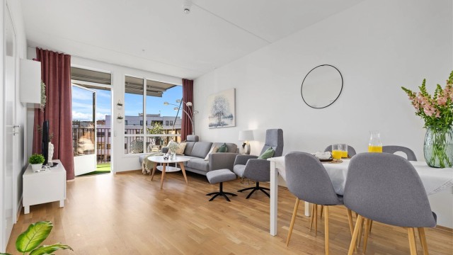 Stuen har store vindusflater, og utgang til solrik balkong. (Foto Digit Media)