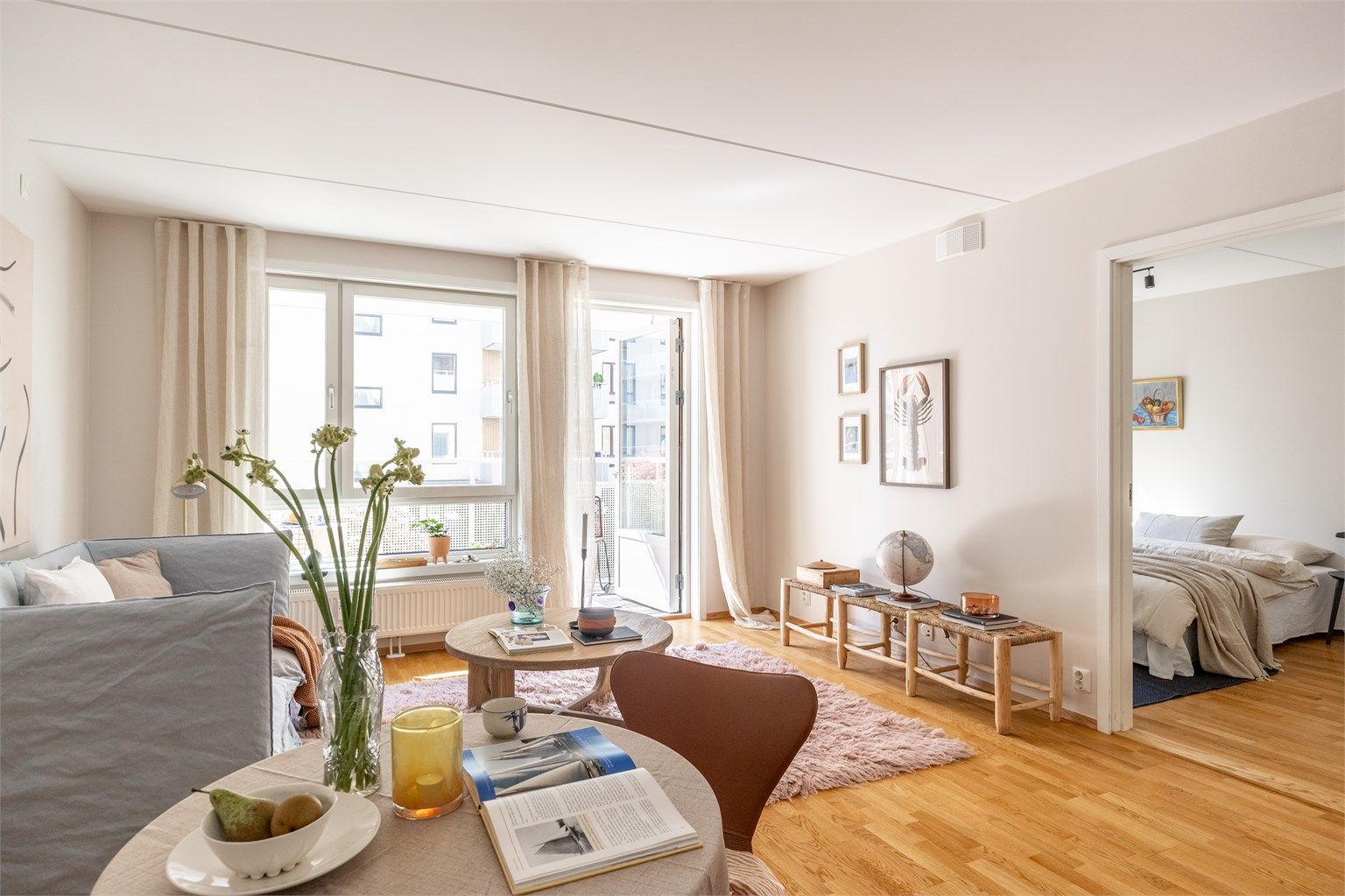 Romslig stue - med gode møbleringsmuligheter. 