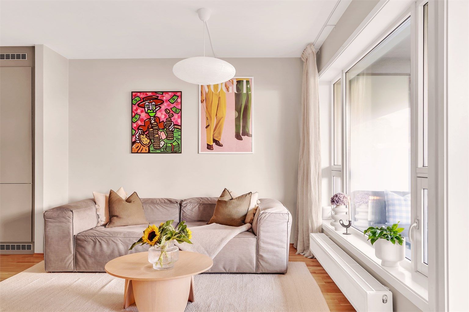 Her er det god plass til sofa med tilhørende salongbord og tv-seksjon. 