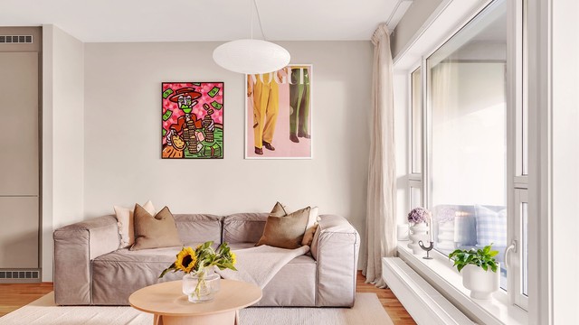 Her er det god plass til sofa med tilhørende salongbord og tv-seksjon.