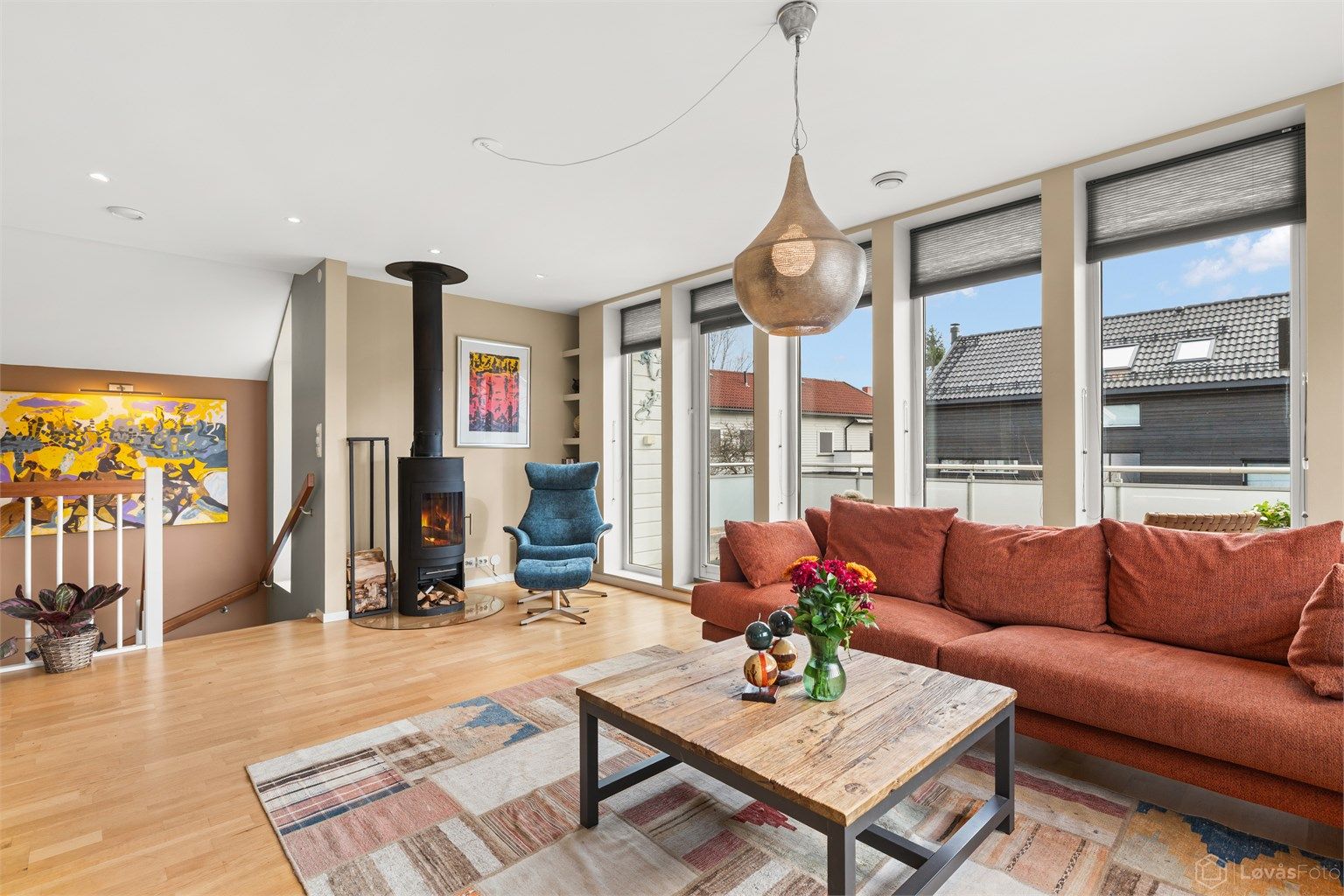 Peisovnen med glassdør gir en hyggelig atmosfære og god varme.