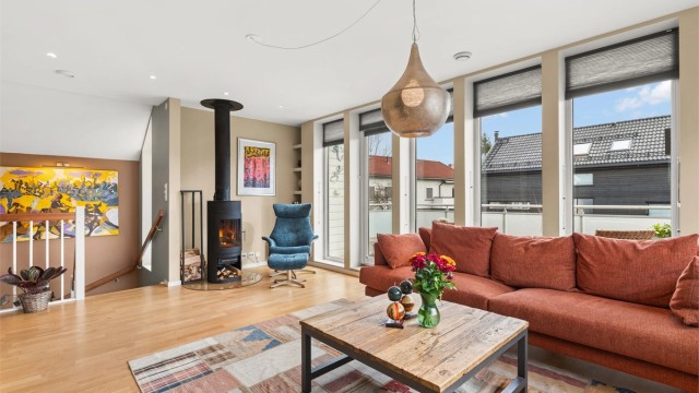 Peisovnen med glassdør gir en hyggelig atmosfære og god varme.