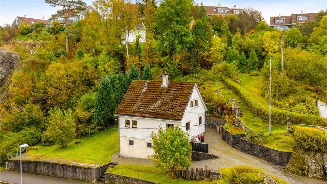Eneboligen er fra 1964 og har stort sett standard fra den tid