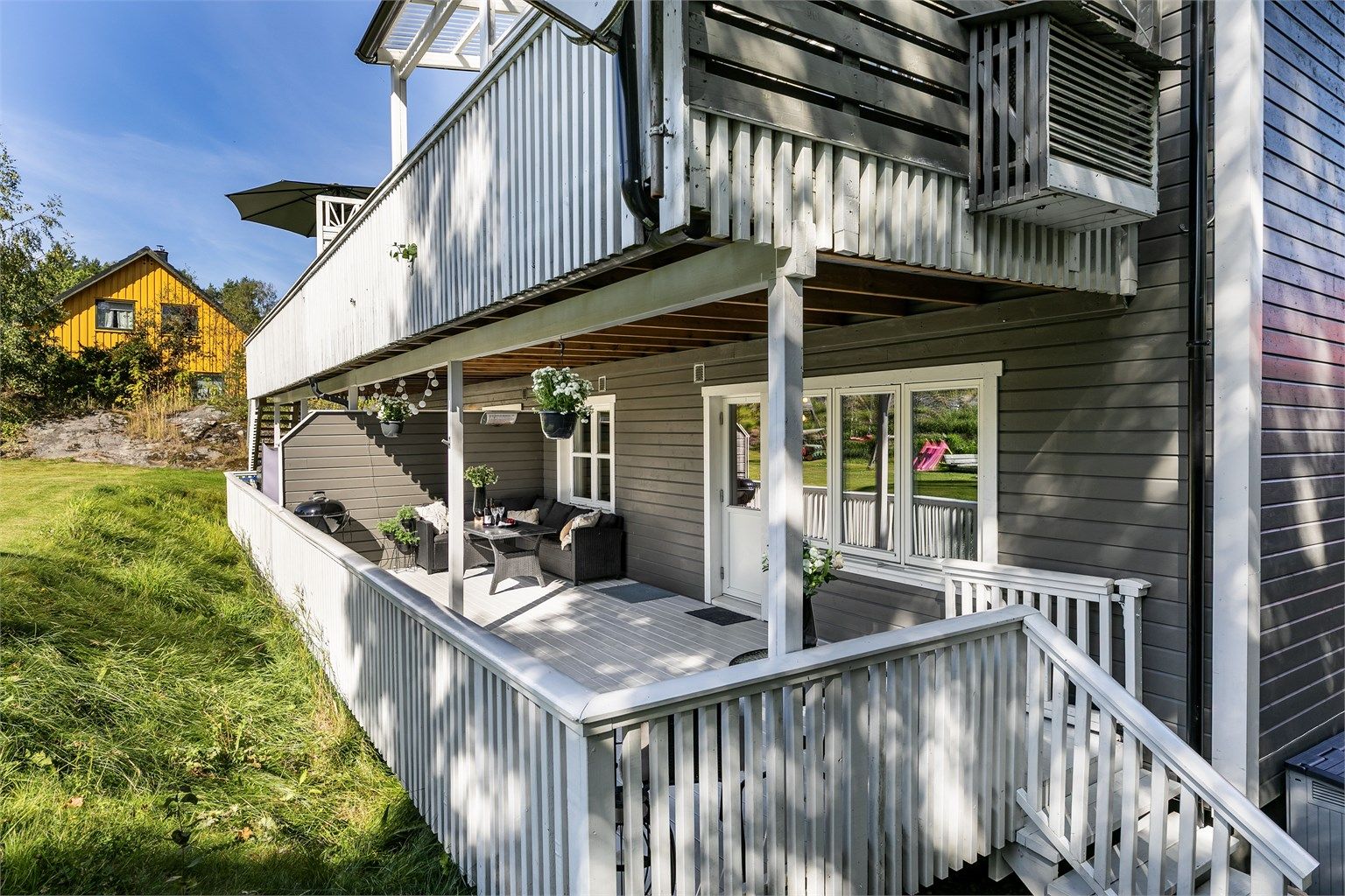 Sidehengslet port over trappen sikrer verandaen for barn.