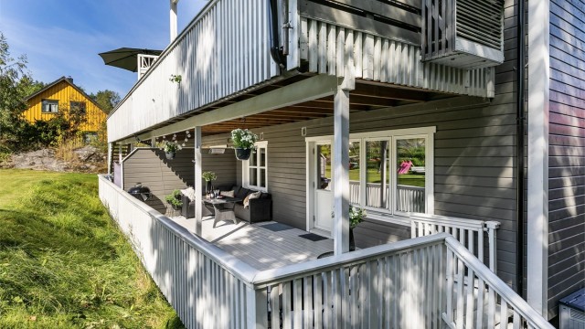 Sidehengslet port over trappen sikrer verandaen for barn.