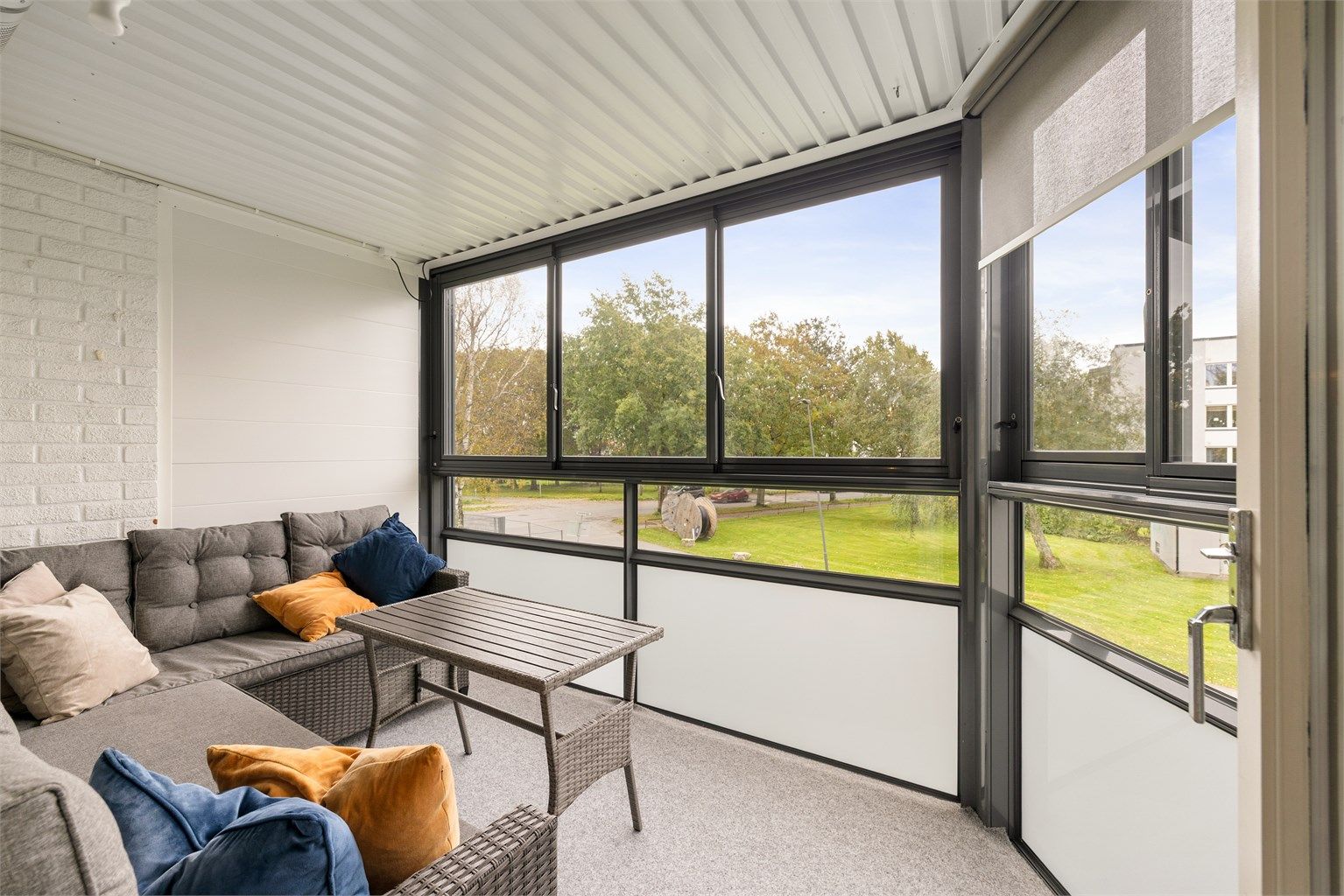 Skjermende glass utvider bruksmulighetene og gjør den nylig renoverte verandaen nærmest til et ekstra rom.