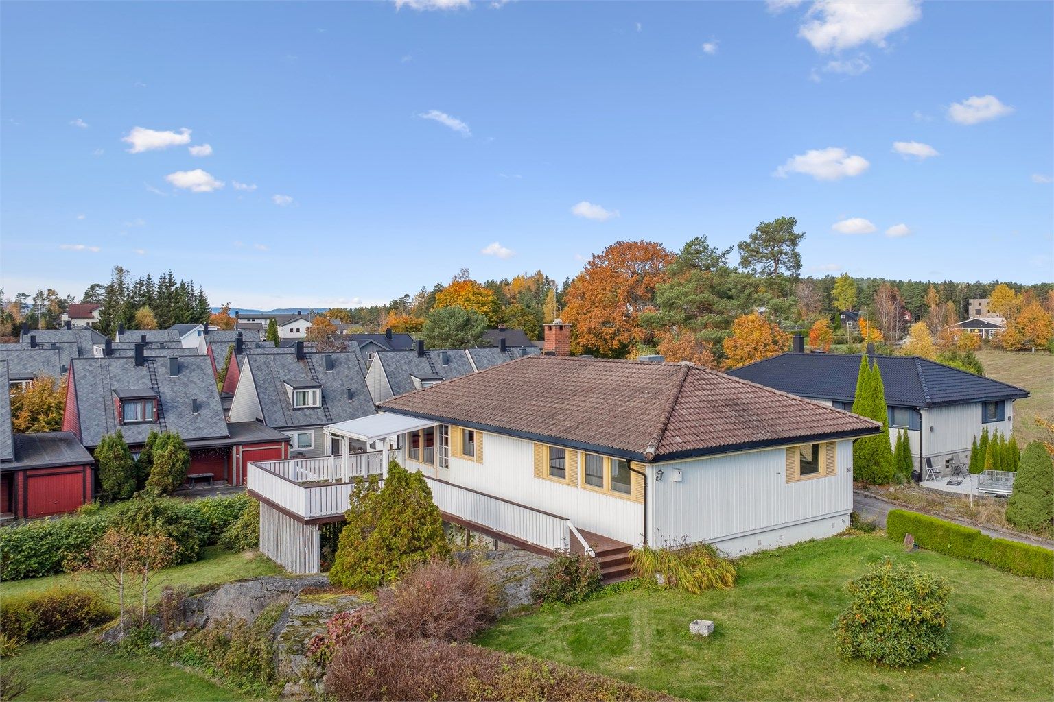 Høytliggende enebolig med en pent opparbeidet tomt, beliggende i et rolig, veletablert og svært barnevennlig område, sentralt på Fagerstrand.