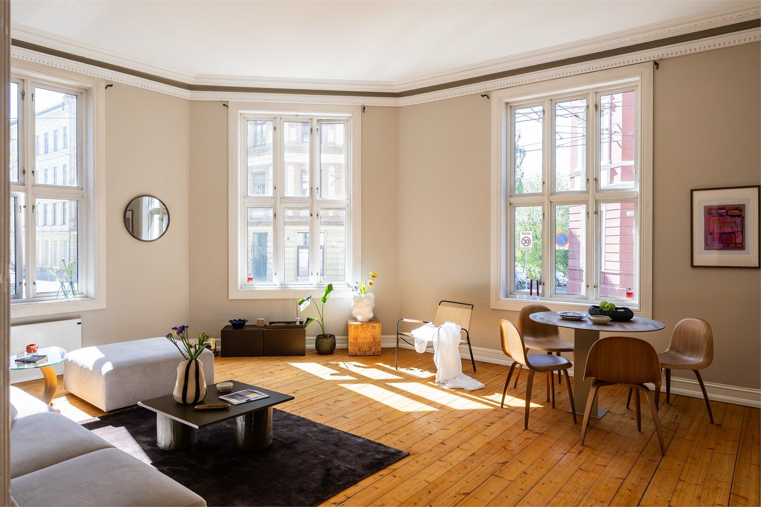 Takhøyde på 3,39m og store vindusflater sørger for en lys og luftig atmosfære i leiligheten. Her er det mangfoldige muligheter! 