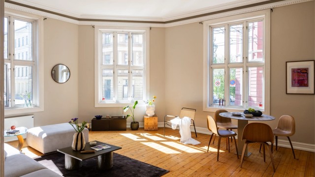 Takhøyde på 3,39m og store vindusflater sørger for en lys og luftig atmosfære i leiligheten. Her er det mangfoldige muligheter!