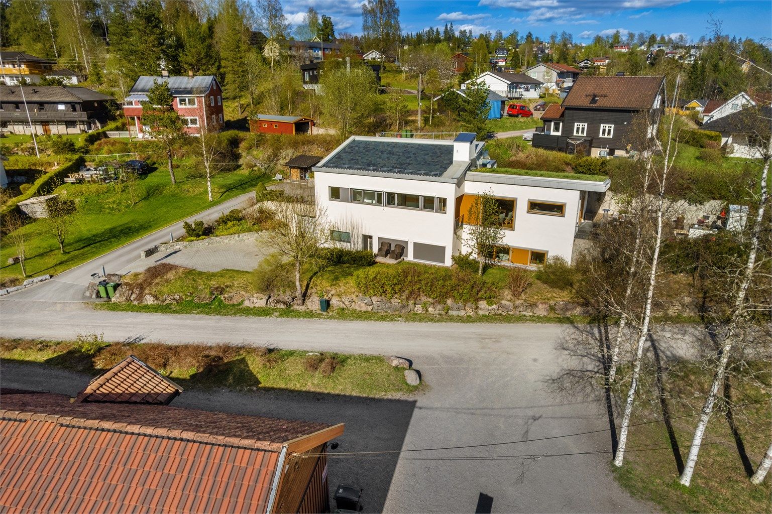 Boligen er oppført over 2 plan og har godkjent utleiedel i u.etg.