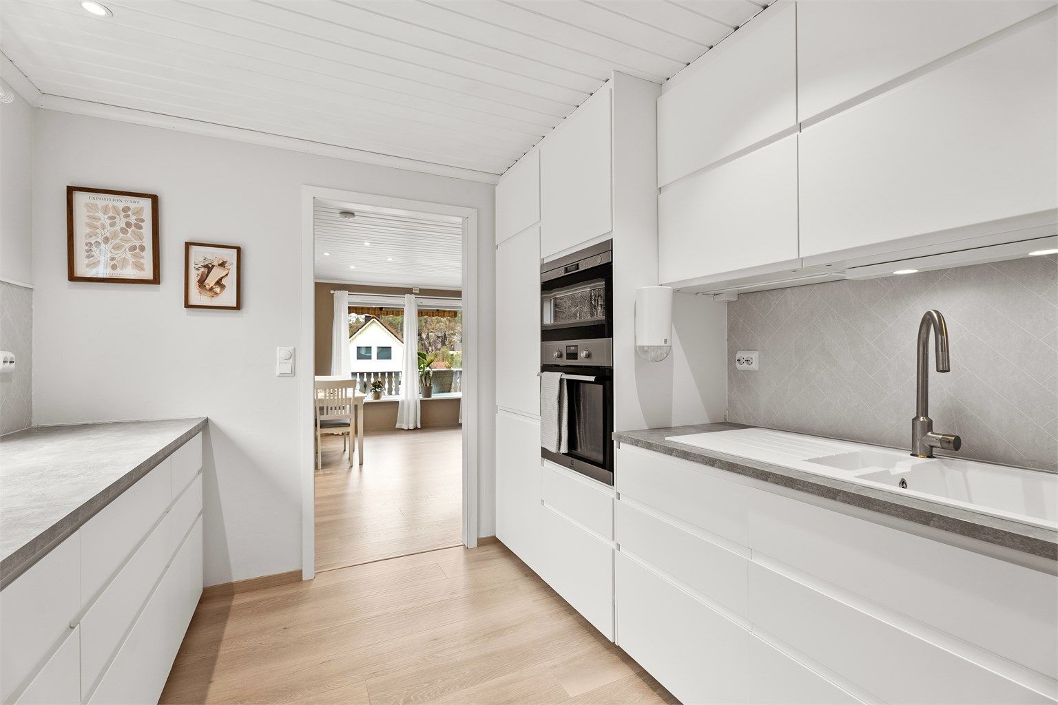 Det er også byttet vindu på kjøkkenet samt nytt gulv i likhet med resten av boligen. Dette er et perfekt kjøkken for deg som er glad i å lage mat og/eller trenger godt med oppbevaring. 