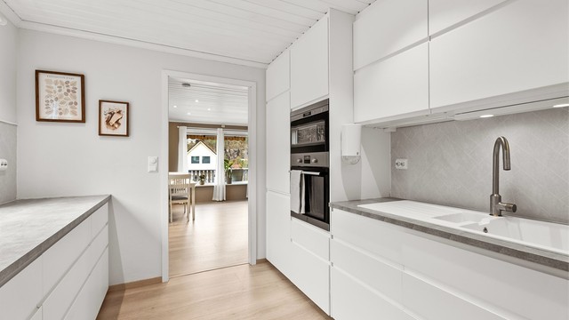 Det er også byttet vindu på kjøkkenet samt nytt gulv i likhet med resten av boligen. Dette er et perfekt kjøkken for deg som er glad i å lage mat og/eller trenger godt med oppbevaring.