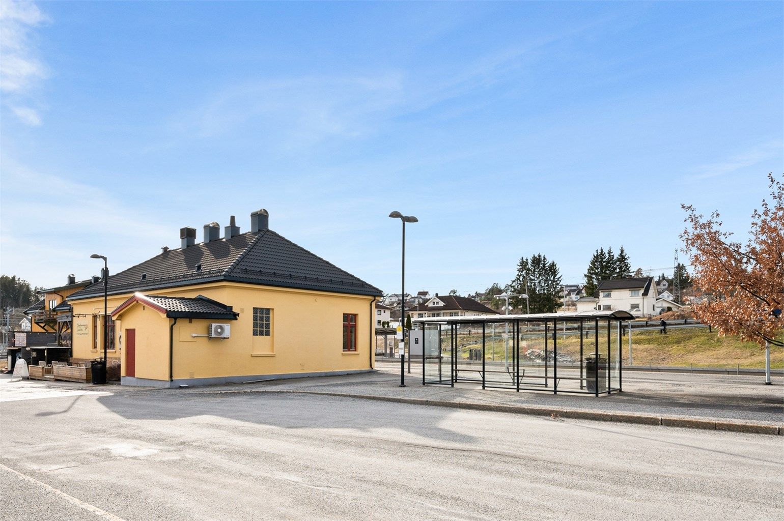 Kort gangavstand til togstasjon med tog hver time til Oslo/Gardermoen og Kongsberg