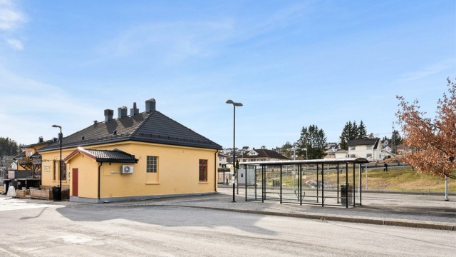 Kort gangavstand til togstasjon med tog hver time til Oslo/Gardermoen og Kongsberg