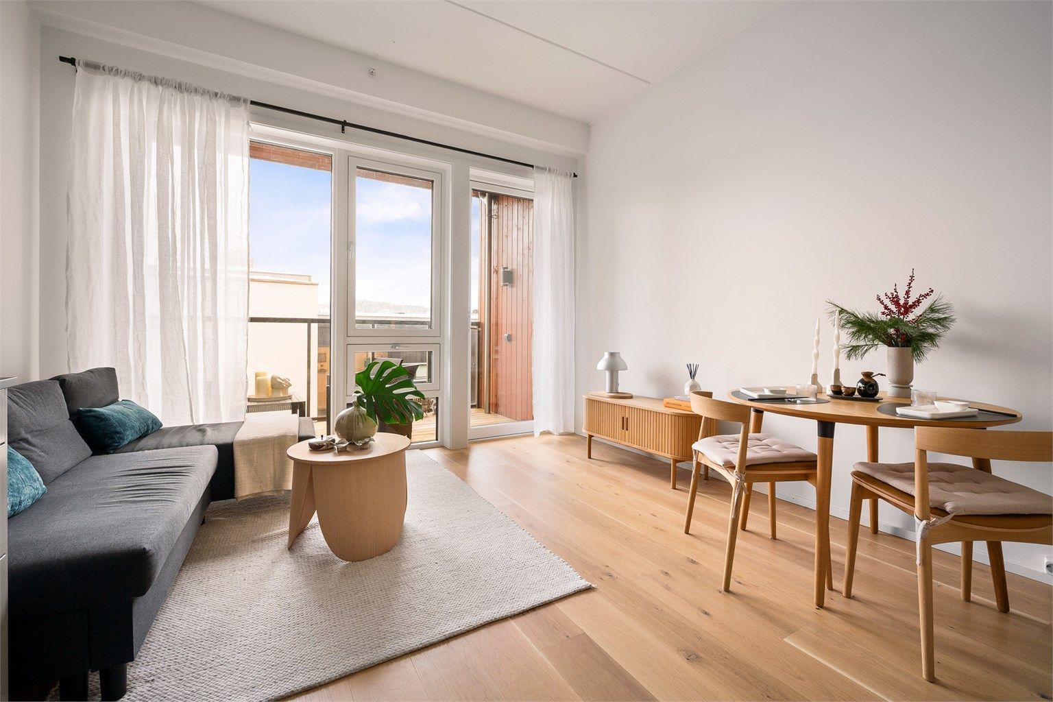 Stuen er er av god størrelse med plass til sofa, salongbord og TV-seksjon. Herfra er det utgang til en herlig balkong.